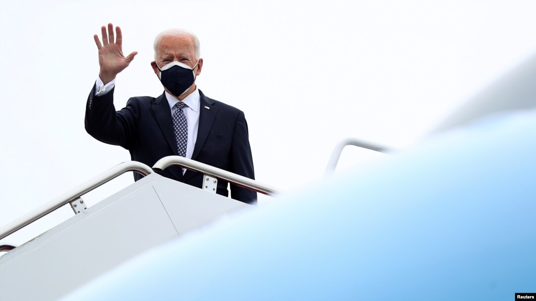  U.S. President Joe Biden boards Air Force One as he departs Washington for travel to visit a Pfizer manufacturing plant in Michigan, at Joint Base Andrews, Maryland, Feb. 19, 2021. 
