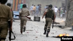 Pasukan keamanan India mengejar demonstran di Srinagar (foto: dok). Pasukan India dituduh menggunakan kekerasan sistematis terhadap warga Kashmir. 