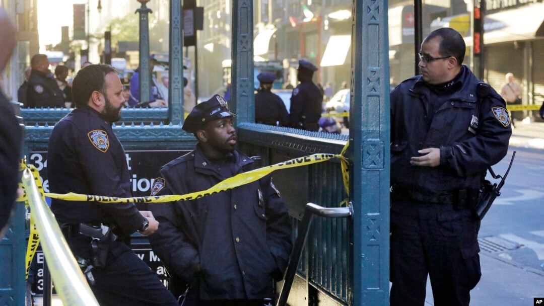 Polisi kota New York sedang menyelidiki penembakan yang terjadi di pintu masuk stasiun bawah tanah Penn Station, Senin, 9 November 2015. (AP Photo/Mark Lennihan)