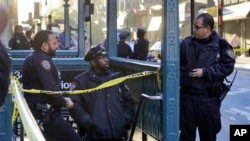 Polisi kota New York sedang menyelidiki penembakan yang terjadi di pintu masuk stasiun bawah tanah Penn Station, Senin, 9 November 2015. (AP Photo/Mark Lennihan)