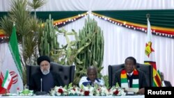 Rais wa Iran, Ebrahim Raisi (L) na Rais wa Zimbabwe, Emmerson Mnangagwa wakiwa Harare, Zimbabwe