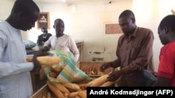 Le gérant de la boulangerie Hybah de N'Djamena servant du pain aux grossistes, le 7 octobre 2018. (VOA/André Kodmadjingar)