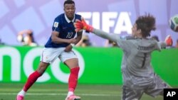 프랑스 축구 대표팀의 킬리안 음바페가 30일(현지시간) 미국 뉴저지주 이스트러더퍼드에서 열린 월드컵 32강전에서 스웨덴 골키퍼 야콥 비델 제터스트룀을 상대로 팀의 세 번째 골을 터뜨리고 있다.
