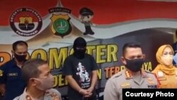 Tersangka SPM saat dihadirkan dalam konferensi pers yang digelar Polres Metro Depok pada Senin (15/6/2020). (Foto: Courtesy YouTube Azaz Tigor N)