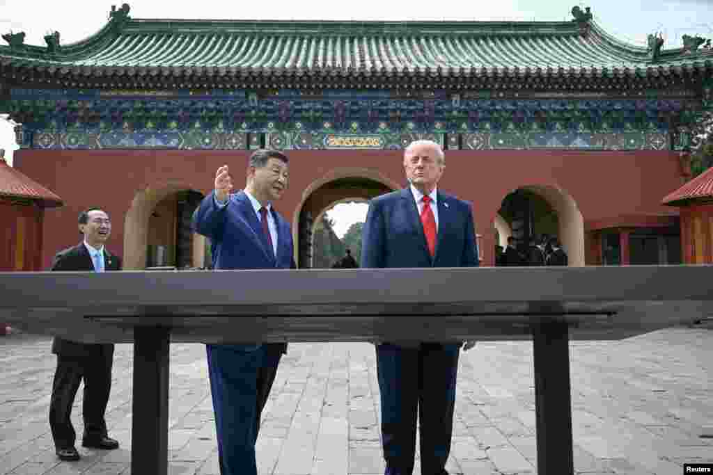 시진핑 중국 국가주석(가운데)과 도널드 트럼프 미국 대통령(오른쪽)이 2026년 5월 14일 베이징 톈탄 공원을 관람하고 있다.