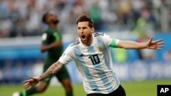 Reaksi kapten timnas Argentina Lionel Messi setelah mencetak gol pembuka untuk timnya dalam laga antara Argentina dan Nigeria, di Piala Dunia 2018 di St. Petersburg, Rusia, 26 Juni 2018. 