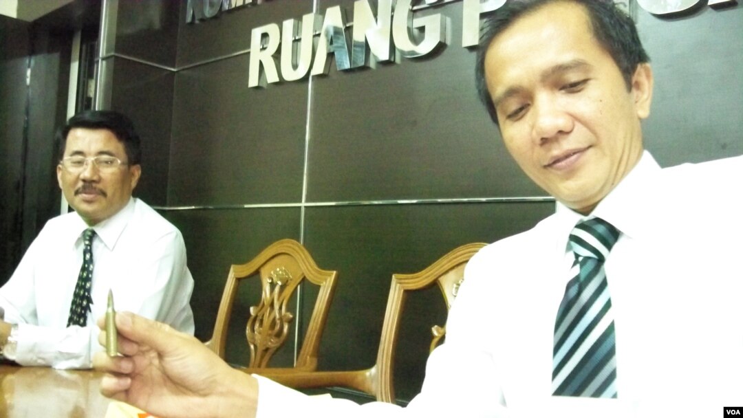 Nur Kholis dari Komnas HAM (kanan) menunjukkan bukti-bukti yang diperoleh dalam penyelidikan kasus di Ogan Ilir. (Foto: VOA)