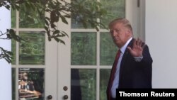 Tras ofrecer una rueda de prensa en el Jardín de Rosas de la Casa Blanca, el presidente Trump se despide de los asistentes al evento. Julio 14 de 2020.