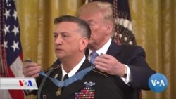 خەڵاتکردنی سەربازێکی ئەمەریکایی لەلایەن سەرۆک ترامپەوە