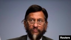 IPCC အကြီးအကဲ Rajendra Pachauri ကို သတင်းစာရှင်းလင်းပွဲ တခုအတွင်း တွေ့ရစဉ်