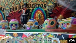 Puesto de ventas del Día de los Muertos en una calle de la Ciudad de México con un catrín, calaveras de dulce y otros elementos decorativos, el 31 de octubre de 2023. [Foto: Tomás Guevara, VOA].