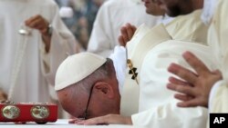 Le pape François à l'autel lors d'une messe en Pologne, le 28 juillet 2016.