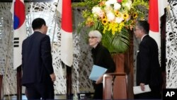 웬디 셔먼 미국 국무부 부장관(중앙)과 최종건 한국 외교부 1차관(왼쪽), 모리 다케오 일본 외무성 사무차관이 21일 일본 도쿄 외무성 이쿠라공관에서 미한일 외교차관 협의를 마치고 기자회견을 했다. 