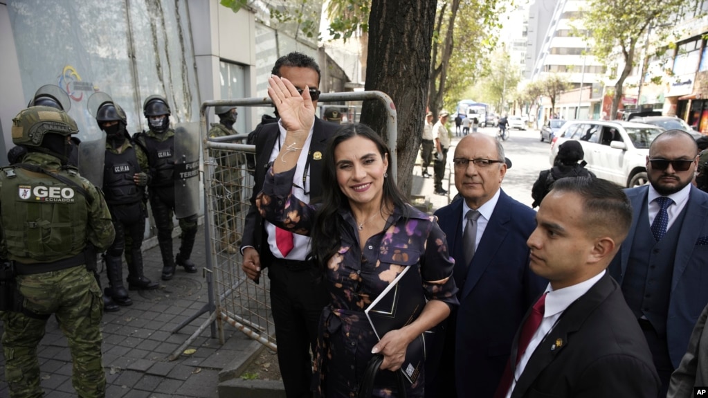 Tribunal suspende derechos de participación política de vicepresidenta de Ecuador por dos años