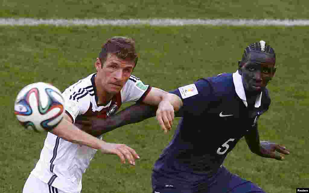 Germany's Thomas Mueller fights for the ball with France's Mamadou Sakho during their quarter-finals match at the Maracana stadium in Rio de Janeiro, July 4, 2014.