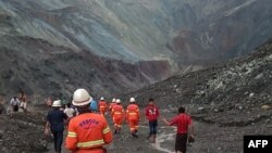 Regu penyelamat berupaya melakukan pencarian korban tanah longsor di tambang batu giok di Hpakant, negara bagian Kachin, Myanmar, 2 Juli 2020. (Foto: AFP/MYANMAR FIRE SERVICES DEPARTMENT)
