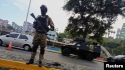 Un miembro de la Dirección General de Inteligencia Militar (DGCIM) de Venezuela vigila una carretera como parte de los preparativos de seguridad antes de la juramentación del presidente Nicolás Maduro para un tercer mandato, en Caracas, Venezuela, el 4 de enero de 2025. REUTERS