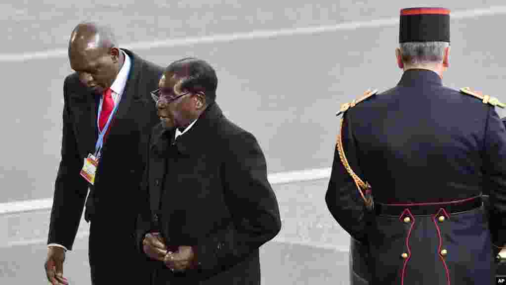 Zimbabwe&#39;s President Robert Mugabe arrives for the COP21, United Nations Climate Change Conference, in Le Bourget, outside Paris, Monday, Nov. 30, 2015.