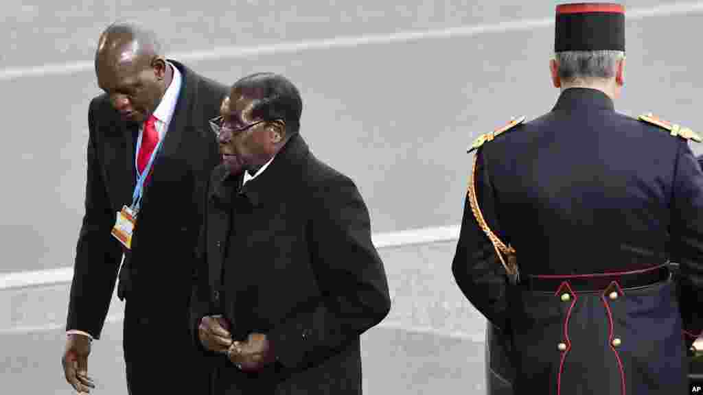 L&#39;arrivée du président du Zimbabwe Robert Mugabe à la COP21, la Conférence des Nations unies sur les changements climatiques, au Bourget, près de Paris, 30 novembre 2015.