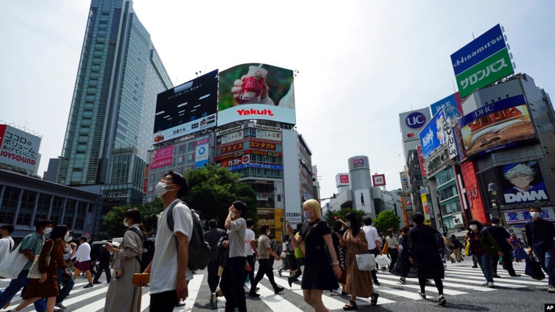 La actividad en Tokio, Japón, continúa su marcha a pesar de más de 850 nuevos casos de COVID-19 reportados el viernes 14 de marzo. 