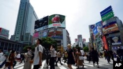 La actividad en Tokio, Japón, continúa su marcha a pesar de más de 850 nuevos casos de COVID-19 reportados el viernes 14 de marzo. 