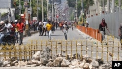 Ratusan demonstran turun ke jalan di Port-au-Prince, Haiti, untuk menuntut mundurnya Presiden Jovenel Moise, dalam aksi hari Senin (30/9). 