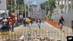 Protesters set up barricades in the street during a protest to demand the resignation of president Jovenel Moise in Port-au-Prince, Haiti, Sept. 27, 2019.
