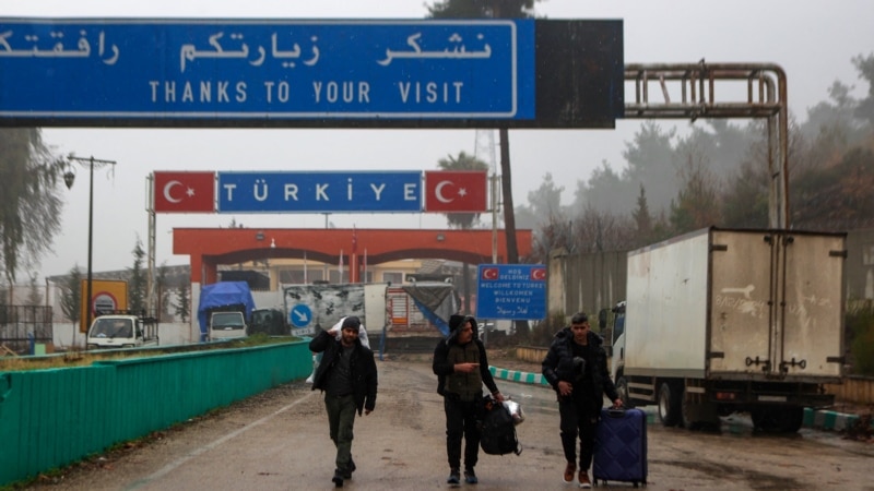 Tens of thousands of Syrian refugees return from Turkey