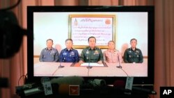 စစ်တပ်က တိုင်းပြည်အာဏာကို ထိန်းချုပ်လိုက်တဲ့ အကြောင်း ထိုင်းစစ်ဦးစီးချုပ် ဗိုလ်ချုပ်ကြီး Prayuth Chan-Ocha က ရုပ်မြင်သံကြားကနေ ကြေညာ။ (မေ ၂၂၊ ၂၀၁၄)