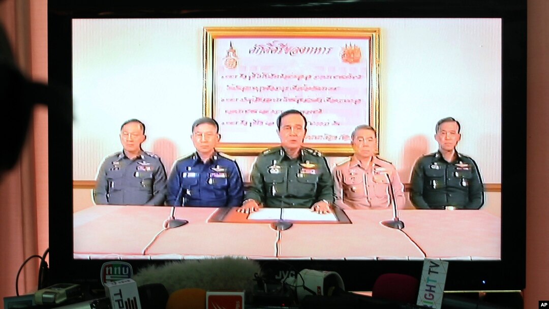 Pemimpin kudeta militer Thailand, Jenderal Prayuth Chan-Ocha (tengah) dan para perwira tinggi militer Thailand lainnya mengumumkan pengambil alihan kekuasaan melalui siaran televisi di Bangkok, Thailand, Kamis (22/5).