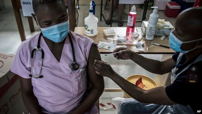 Một bác sĩ được tiêm vaccine của Johnson & Johnson tại một bệnh viện của chính phủ ở Klerksdorp, Nam Phi, ngày 18/2/2021.