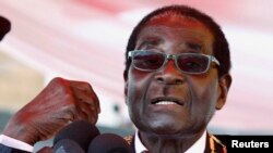 Presiden Zimbabwe Robert Mugabe mengancam akan mengambil tindakan atas perusahaan-perusahaan asing (foto: dok). 