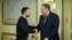 Президент Украины Владимир Зеленский приветствует бывшего госсекретаря США Майка Помпео в Киеве