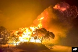 Kebakaran berkobar di daerah semak belukar dekat kota Wannaroo, Australia Barat, di sebelah utara Perth, 23 November 2023. (DFES via AP)