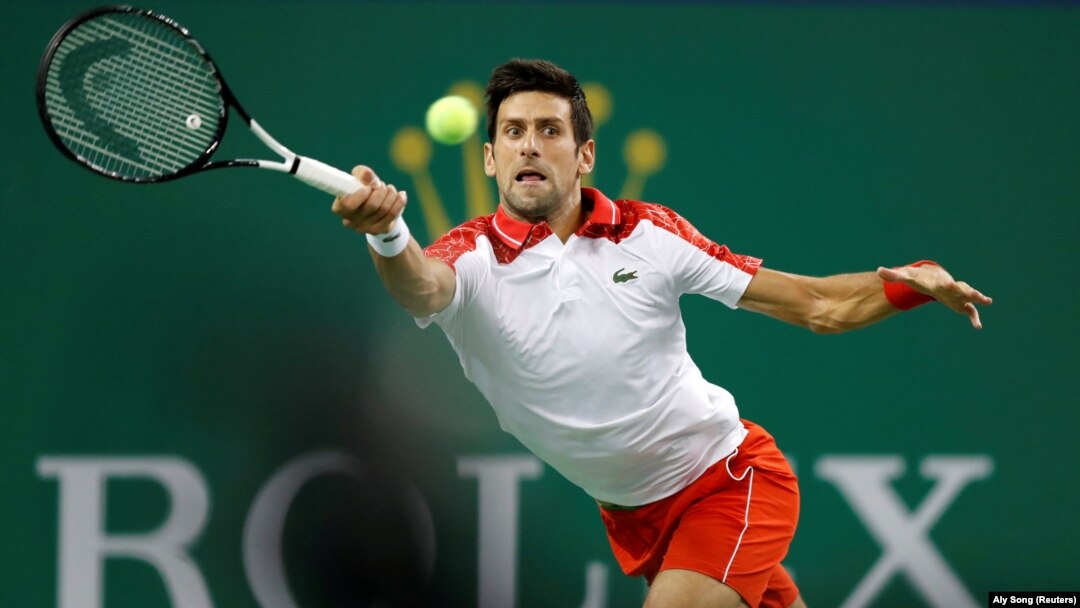 Novak Đoković u duelu sa Žeremijem Šardijem u 2. kolu turnira u Šangaju (Foto: Reuters/Aly Song)