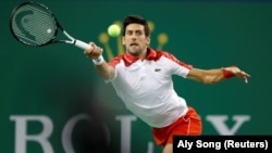 Novak Đoković u duelu sa Žeremijem Šardijem u 2. kolu turnira u Šangaju (Foto: Reuters/Aly Song)