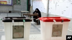 یک مرکز اخذ رای انتخابات ریاست جمهوری ۱۴۰۰ در تهران