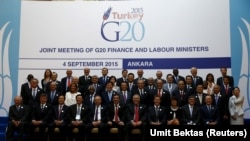 Menteri keuangan dan tenaga kerja berkumpul untuk foto grup KTT kelompok G20 di Ankara, Turki, 4 September 2015.