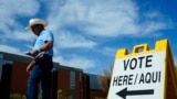 ARCHIVO - Un votante camina hacia un recinto electoral antes de emitir su voto en las primarias del estado, el 30 de julio de 2024, en El Mirage, Arizona.