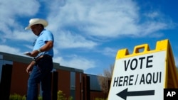 ARCHIVO - Un votante camina a una casilla para sufragar en las elecciones primarias del estado de Arizona el martes 30 de julio de 2024 en El Mirage, Arizona. 