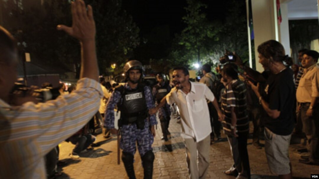Pendukung mantan Presiden Maladewa, Mohamed Nasheed, melakukan unjuk rasa di ibukota Male (12/2).