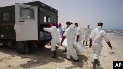 Des services d'urgence transportent plus de 100 corps tirés de la mer Méditerranée après qu’un bateau de contrebande transportant des migrants, en majorité Africains, ait coulé, près de la ville occidentale de Zwara, en Libye, le 3 Juin, ici 2016. (APTV via AP, File)