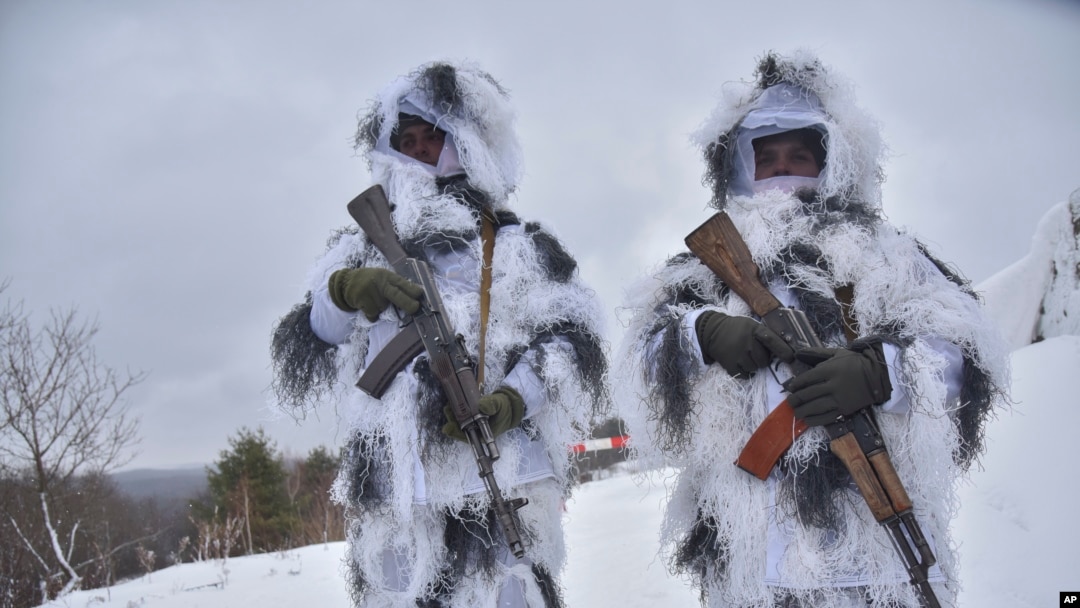 Ukrajinski vojnici učestvuju u vežbi na zapadu Ukrajine (Foto: AP/Pavlo Palamarchuk)
