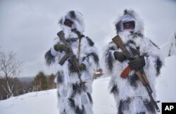 軍人們在烏克蘭西部的利沃夫附近的亞沃里夫練兵場操練。(2022年1月28日)