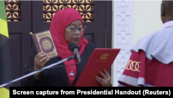 Samia Suluhu Hassan prête serment en tant que première femme présidente de Tanzanie à Dar es Salaam, en Tanzanie, le 19 mars 2021.
