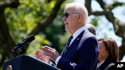 El presidente Joe Biden habla en el Jardín de las Rosas de la Casa Blanca en Washington, el 25 de mayo de 2023, sobre su intención de nominar al Jefe de Estado Mayor de la Fuerza Aérea de EEUU, General CQ Brown Jr., como el próximo jefe del Estado Mayor Conjunto.