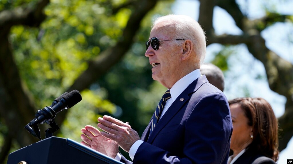El presidente Joe Biden habla en el Jardín de las Rosas de la Casa Blanca en Washington, el 25 de mayo de 2023, sobre su intención de nominar al Jefe de Estado Mayor de la Fuerza Aérea de EEUU, General CQ Brown Jr., como el próximo jefe del Estado Mayor Conjunto.