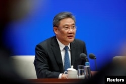 资料照：2023年3月2日，中国商务部长王文涛在北京的一个记者会上发言。（路透社）