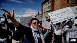 Jenny Williams, leader des femmes du Zimbabwe, le 19 juillet 2018, lors d'une marche pour la paix organisée par le projet de convergence sur la paix des églises, en prévision des élections au Zimbabwe à Bulawayo, au Zimbabwe. (Photo de ZINYANGE AUNTONY / A