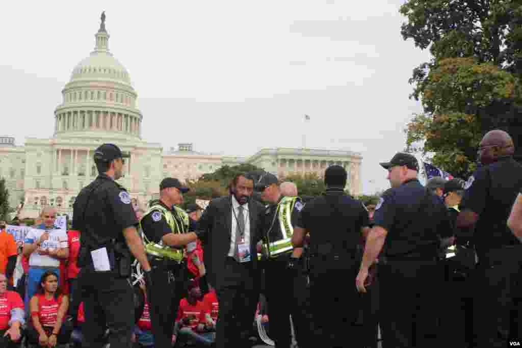 Los arrestos de los congresistas iban acompañados de los gritos de la multitud "Sí se puede". 